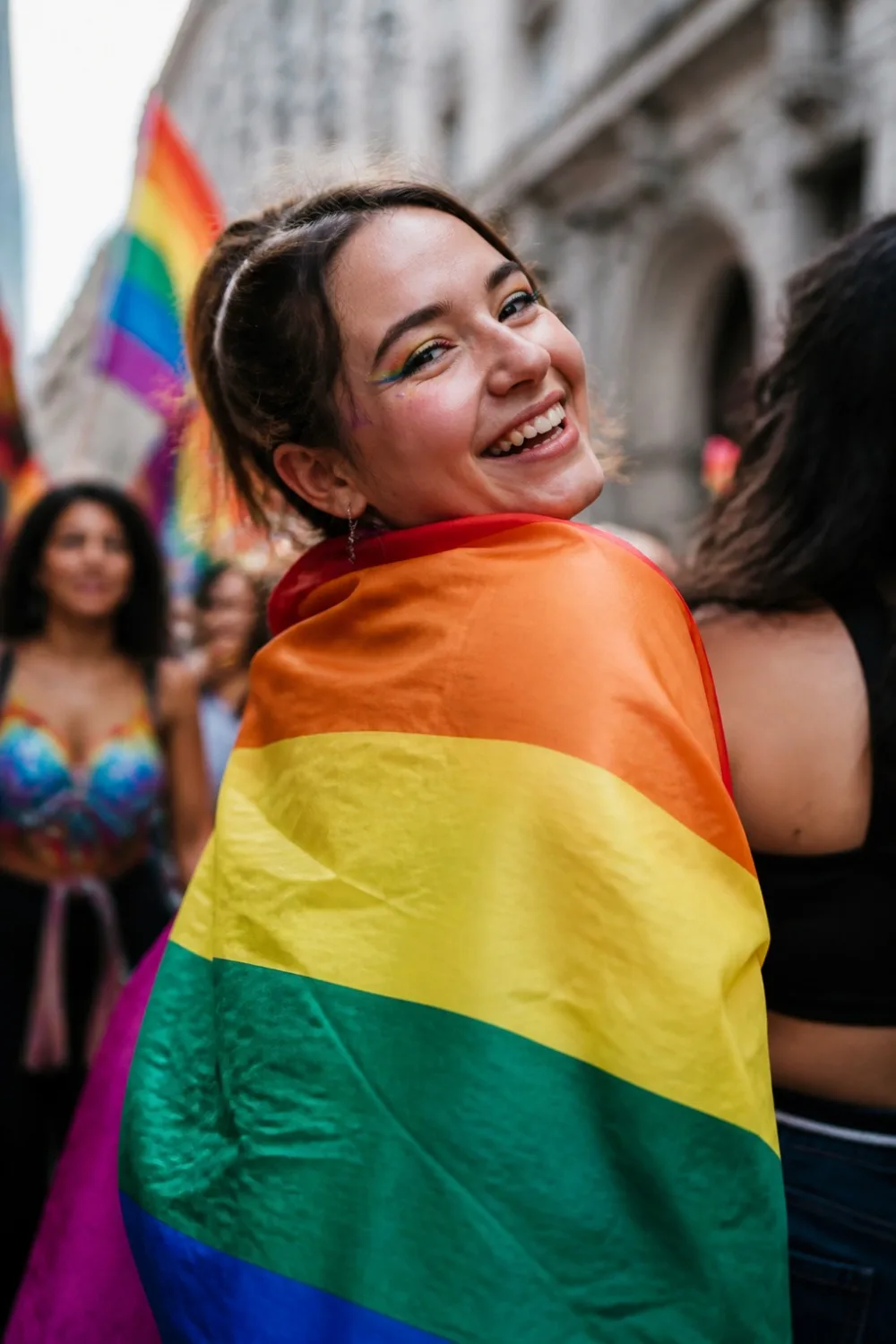 primer plano de una mano sosteniendo una pequeña bandera arcoíris con un tatuaje sutil del símbolo lgbtiq+, enfoque nítido, luz suave