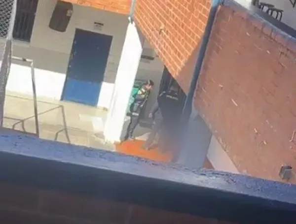 Captura de pantalla del video en el que se aprecia en el momento en el que joven se autolesiona. La Policía inspecciona la escena