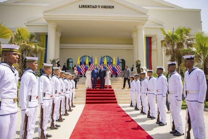Marco Rubio, Abelardo de la Espriella y sus esposas, sobre una alfombra roja que pasa entre una cohorte de infantes de marina.