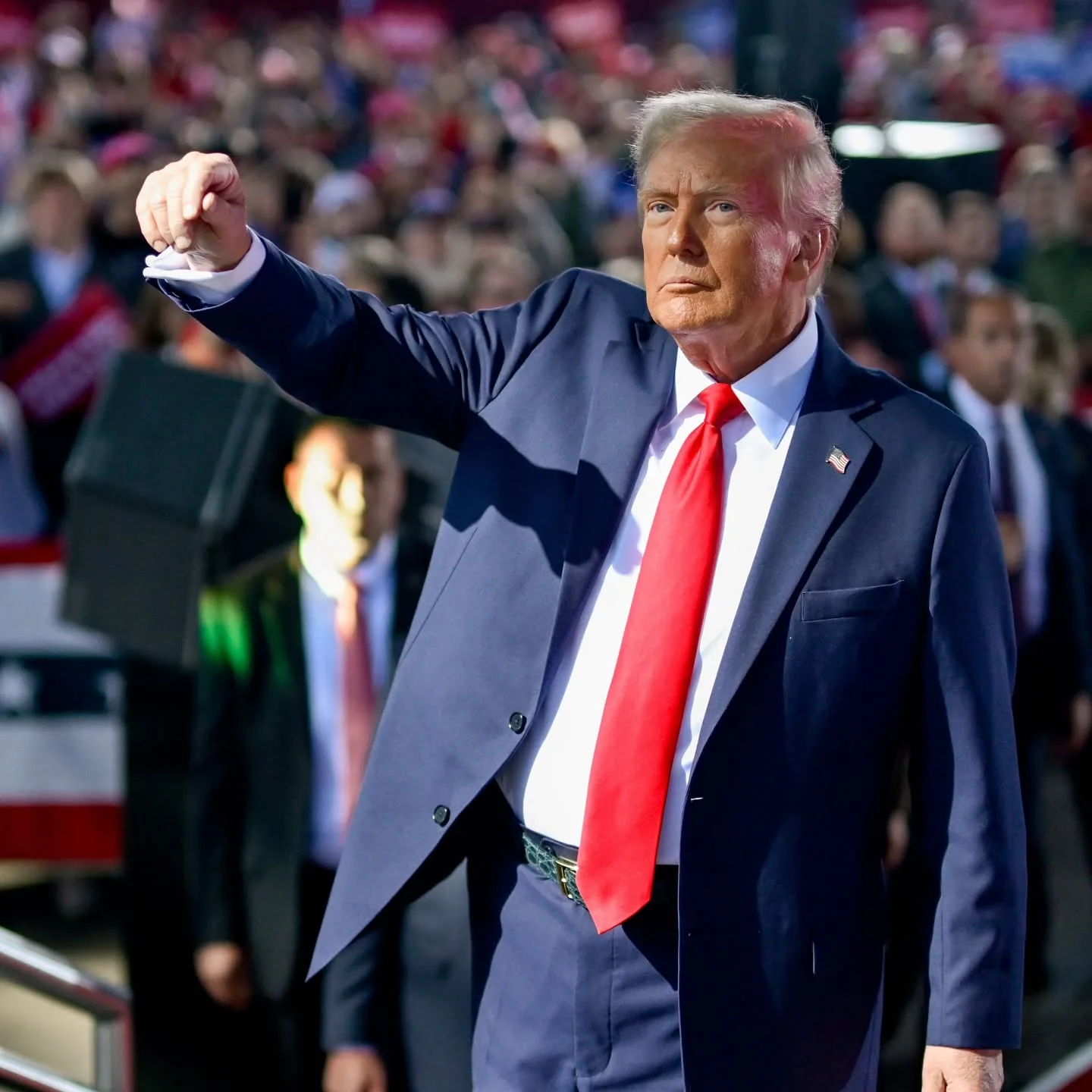 Trump defiende la inteligencia artificial sin regulaciones y minimiza los riesgos del sector