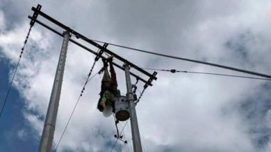 atrapado en un poste de alta tensión