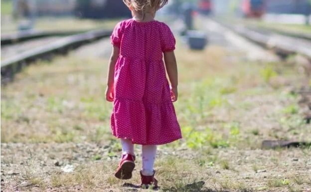 niña de 3 años deambulando