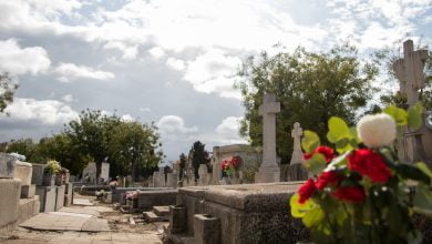 Hombre desenterró cinco cuerpos de un cementerio y asustó a la gente con los restos en la mano