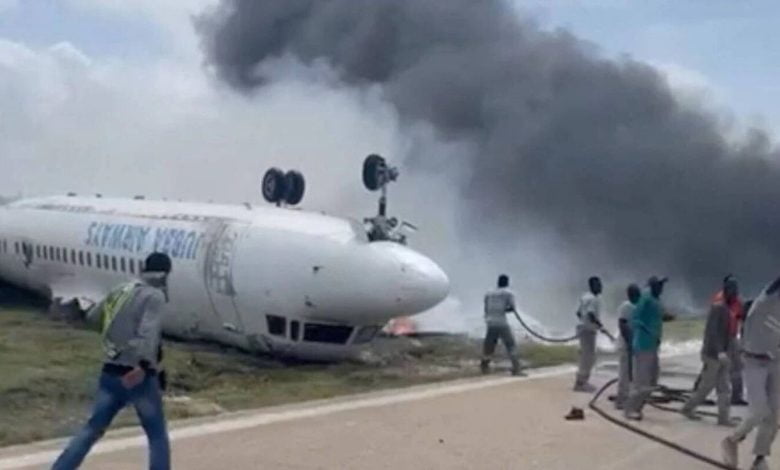 Impresionante: Avión se volcó en pleno aterrizaje con 36 pasajeros a bordo y se incendió