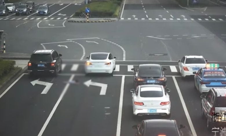 cayó por la ventana de un carro en movimiento