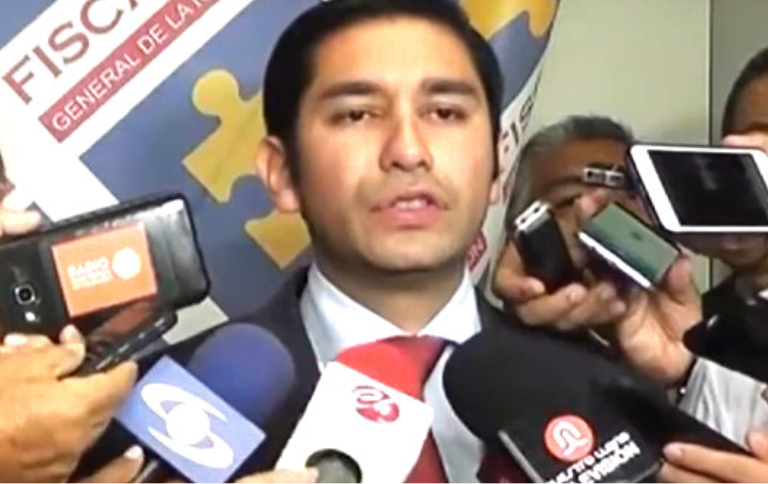 el exfiscal Luis gustavo moreno habla ante los medios