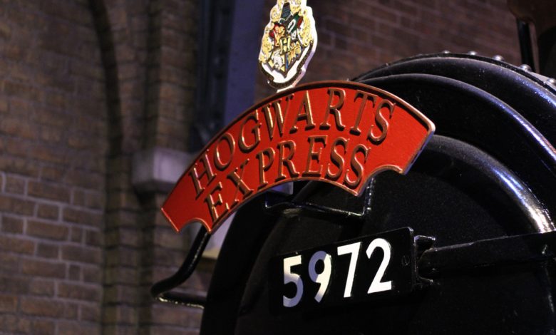 Detalle de la locomotora del expreso de Hogwarts con la escritura roja y el número del tren que sale del andén nueve y tres cuartos / Robbie Coltrane