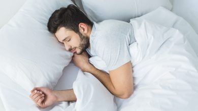 vista superior de un hombre barbudo durmiendo en la cama / dormir / vitamina / conciliar el sueño