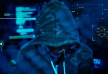 Hacker trabajando en la oscuridad hackeo gobierno / ciberataque / Instagram / contraseñas