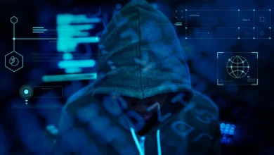 Hacker trabajando en la oscuridad hackeo gobierno / ciberataque / Instagram / contraseñas