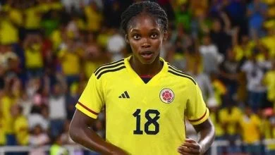 futbolista linda Caicedo en el campo de juego