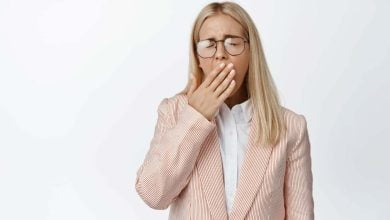 mujer rubia bostezando, con sueño después del almuerzo / bostezamos