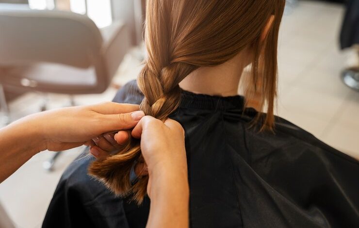 chica peinado ángulo alto salón cabello