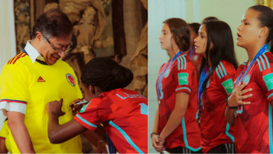 Linda Caicedo autografió camiseta de Petro / jugadores de la selección cantan el himno.