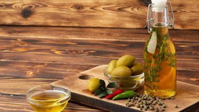 Aceitunas y botella de aceite de oliva: una de las grasas dietéticas saludables