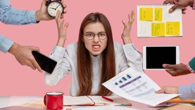 Mujer con cara de mal humor, recibiendo mucha carga en el trabajo, ocasionando agotamiento laboral vida