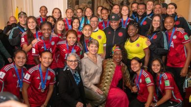 jugadoras de la Selección Colombia posan durante homenaje del Gobierno