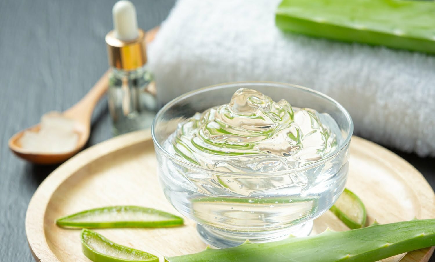 recipiente con gel de aloe vera para tratar las cicatrices