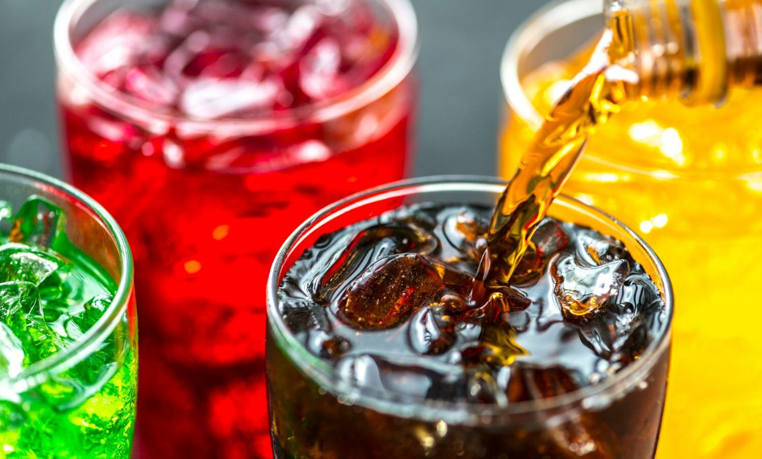 Foto de bebidas gaseosas de colores, servidas en vasos / derrame cerebral / aspartamo / abdomen plano