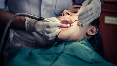 dentista tratando a mujer con caries