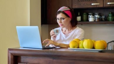 Mujeres de 40 años descansando en casa con una taza de café / después de los 40 años