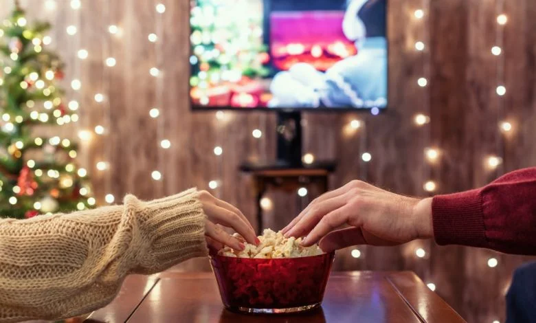 Nochebuena. Pareja viendo tv y comiendo palomitas de maíz / películas navideñas / HBO Max