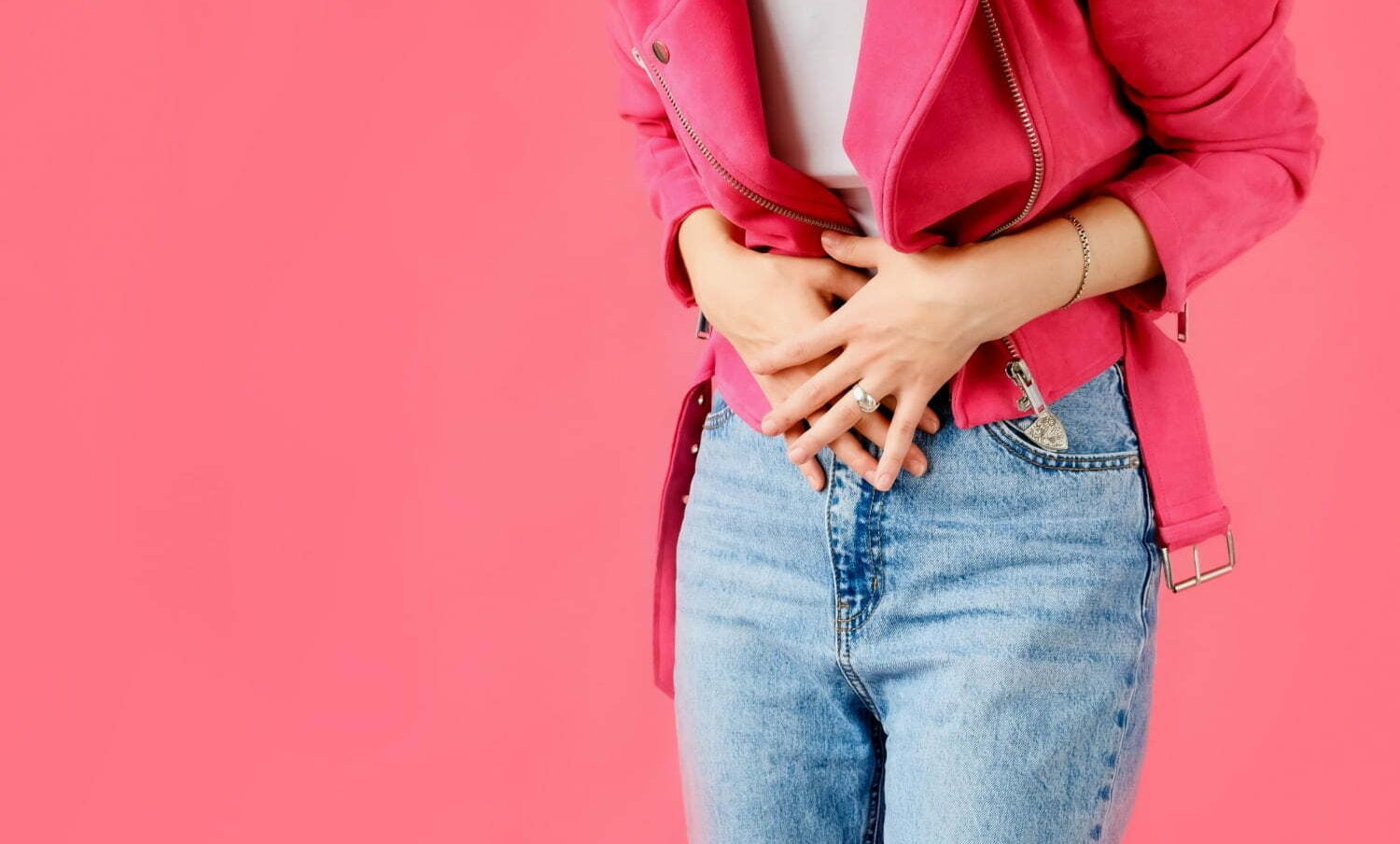 Mujer tocando su abdomen por dolor a causa de gases intestinales