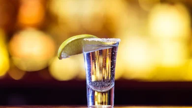 un tequila plateado en un vaso con luces brillantes. bebida tradicional mexicana licor