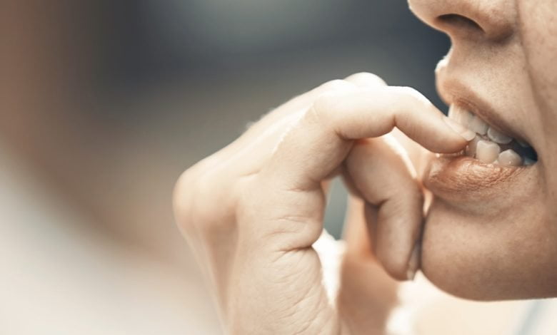 Mujer en estrés comiéndose las uñas / comerse las uñas