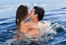 pareja abrazada, con intención de tener relaciones sexuales en el agua