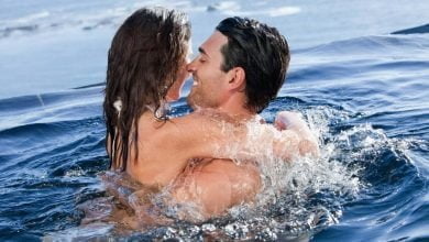 pareja abrazada, con intención de tener relaciones sexuales en el agua