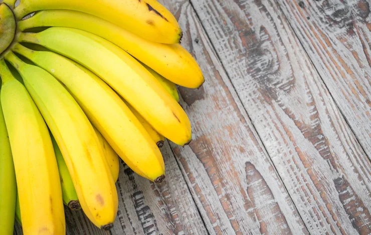 plátano en la mesa de madera