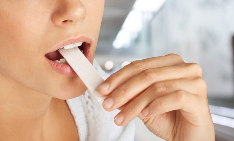 una chica hermosa mientras disfruta de un chicle / chicles / mandíbula