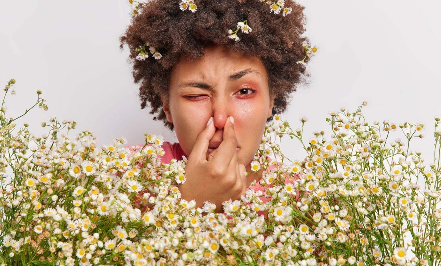 Mujer con alergias al polen y las flores