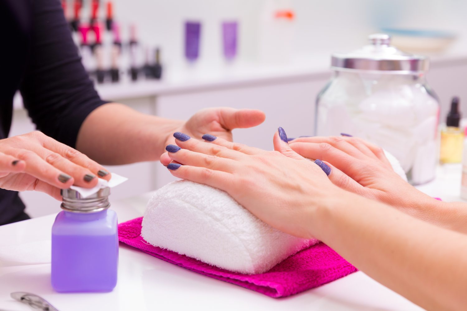 esmalte de uñas mujer salón uñas quitar con pañuelo manicura