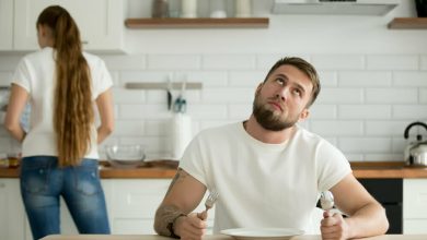 El marido aburrido esperando la cena o el desayuno cocinado por la esposa / hambre emociones