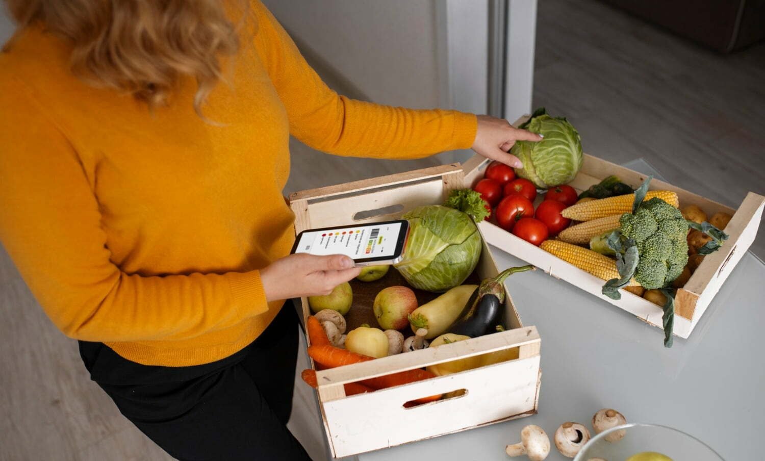 mujer organizando los alimentos para no desperdiciar