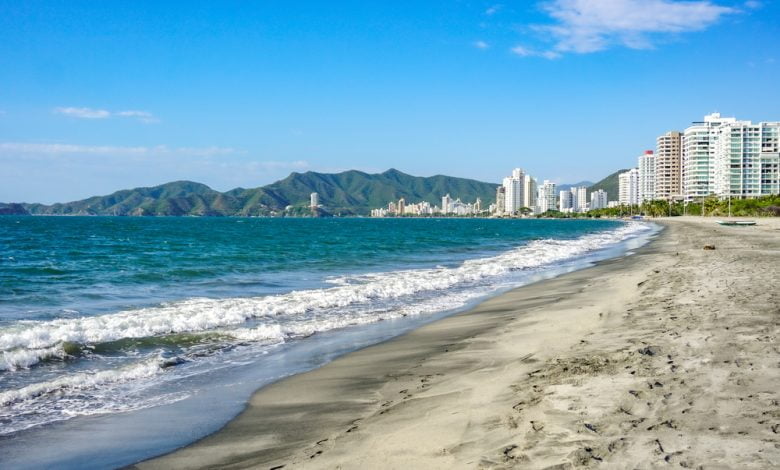 Hermosa playa Rodadero de Santa Marta con arena, rocas y sin gente / playas de santa marta / Colombia - Conozca las 5 playas más peligrosas de Colombia