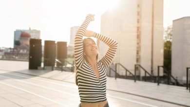 Mujer feliz, llena de energía y optimismo / vitamina d / propositos / amor propio