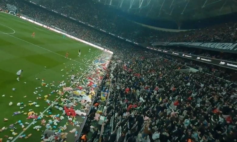 Estadio lleno de peluches