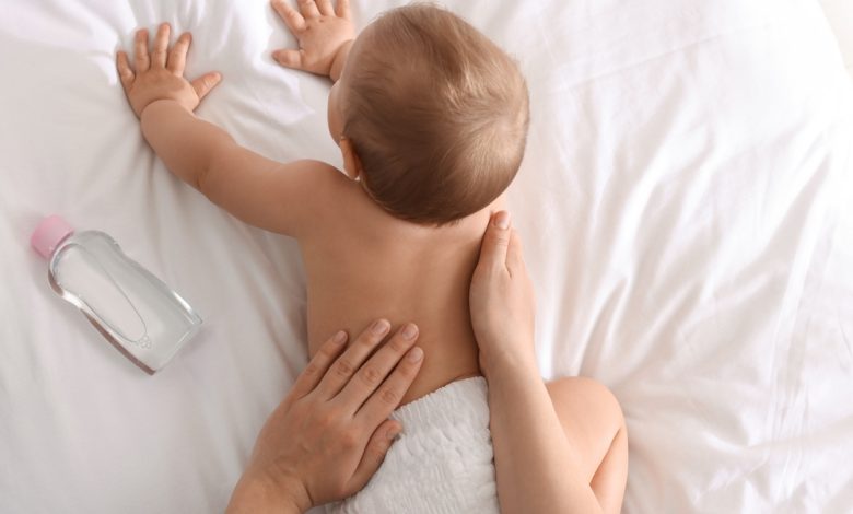 Madre masacrando a su lindo bebé con aceite en la cama / aceite de bebé / bebés