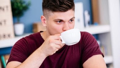 Hombre joven tomando café para evitar la disfunción eréctil