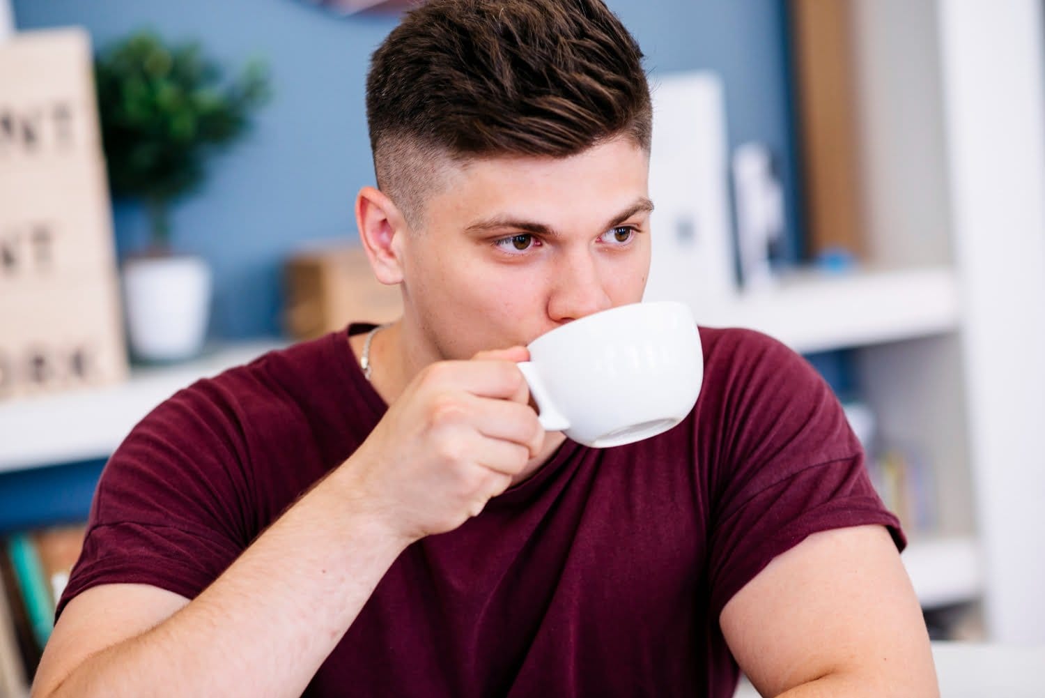 Hombre joven tomando café para evitar la disfunción eréctil