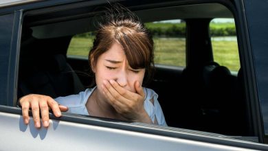 mujer joven enferma / viaja en carro / mareas