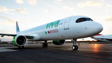 vehículo de carga chocó contra un avión