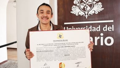 Alelí Chaparro, primera persona no binaria en recibir diploma de abogade