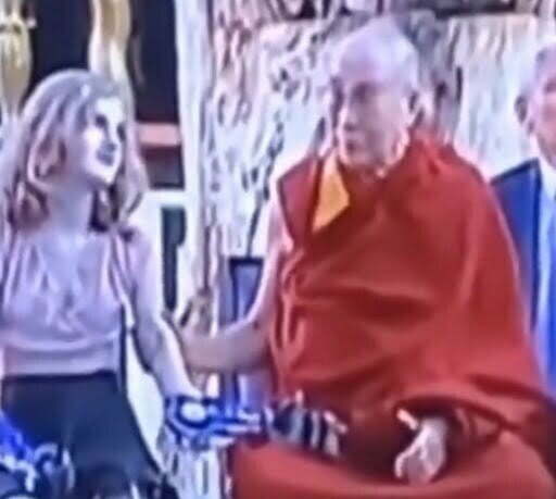 Dalái Lama tocando a menor