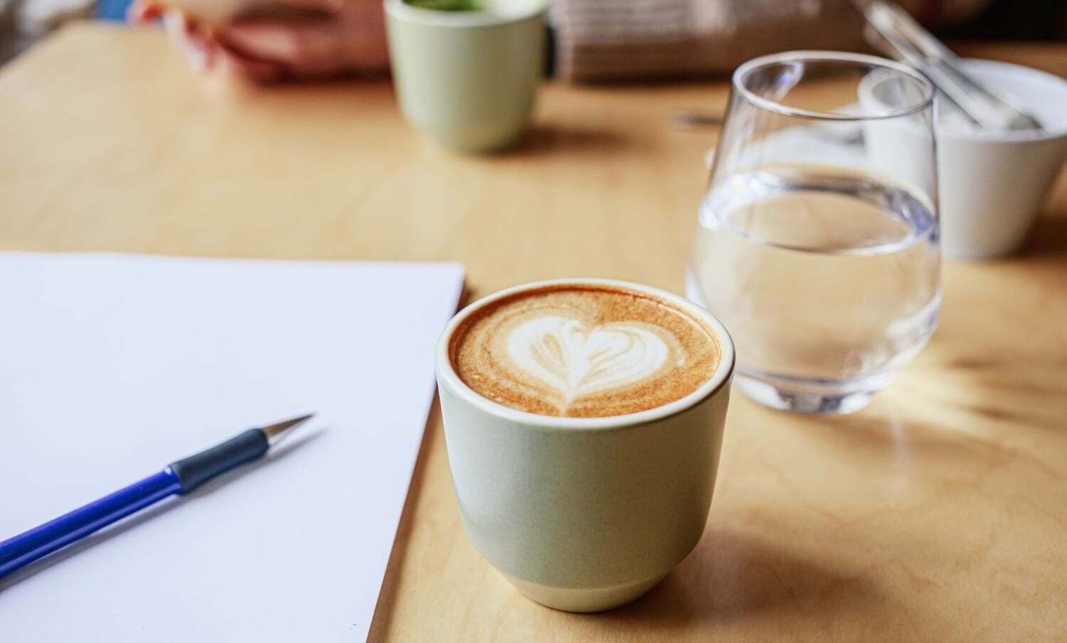 foto de taza de café junto a un vaso de agua