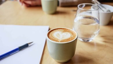 foto de taza de café junto a un vaso de agua