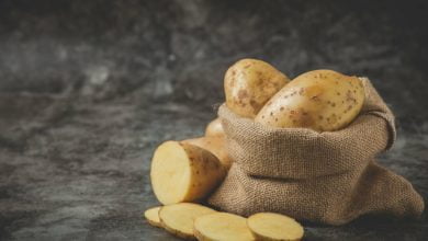 papas metidas en un costal / frutas y verduras - La papa engorda